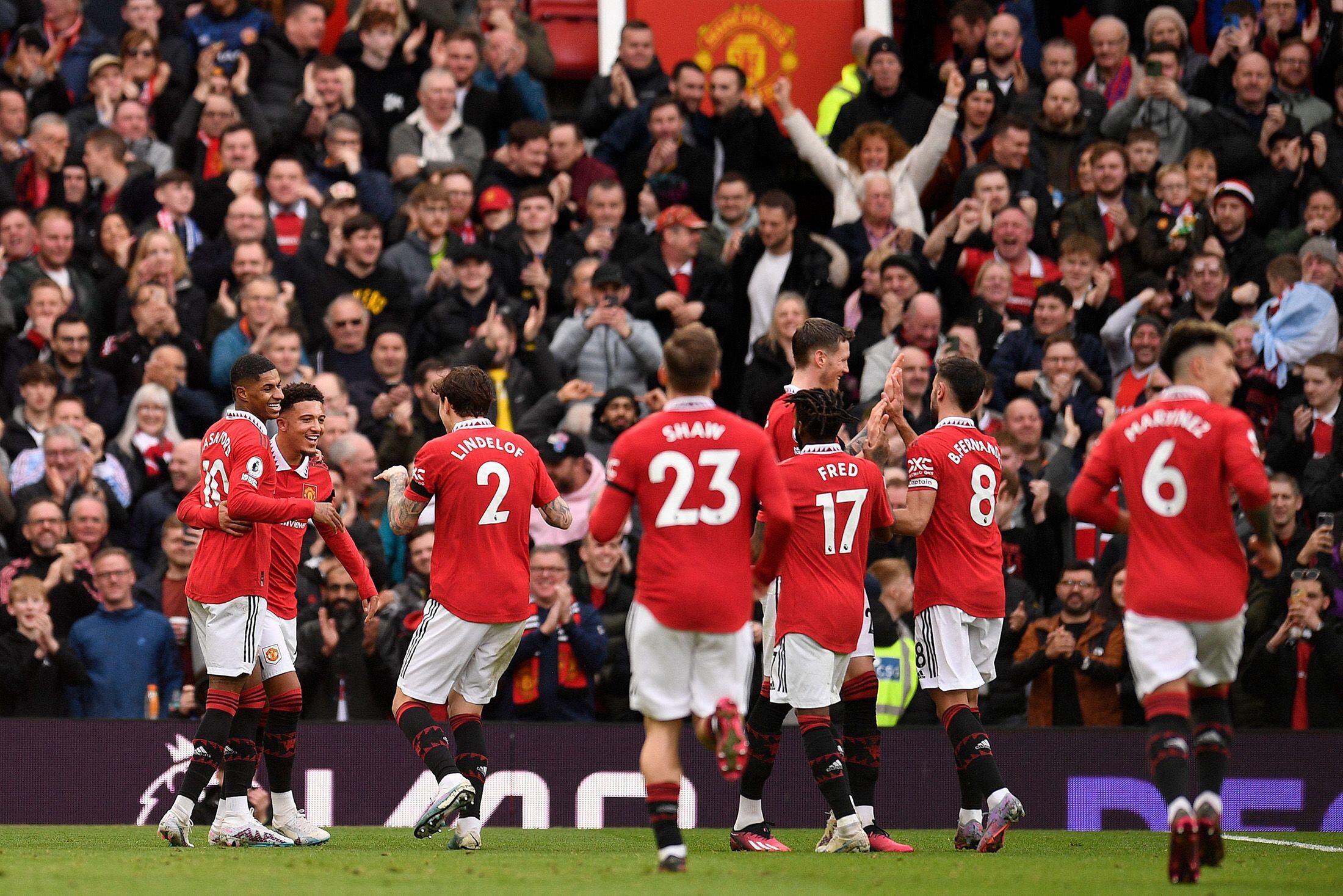 Donos do Liverpool vendem parte do clube por valor bilionário