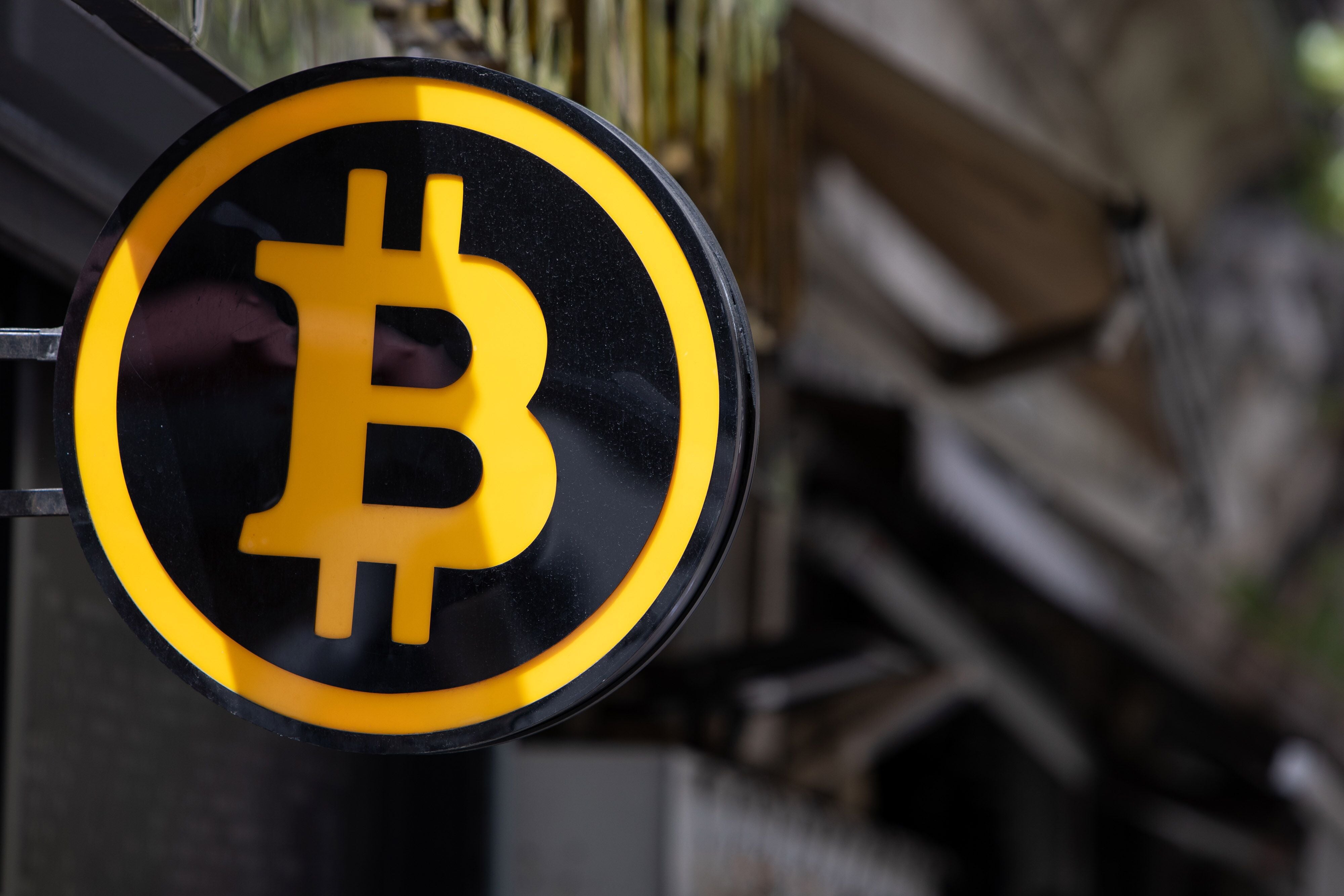 Bitcoin ultrapassa os US$ 73 mil em novo recorde com forte demanda por ETFs
