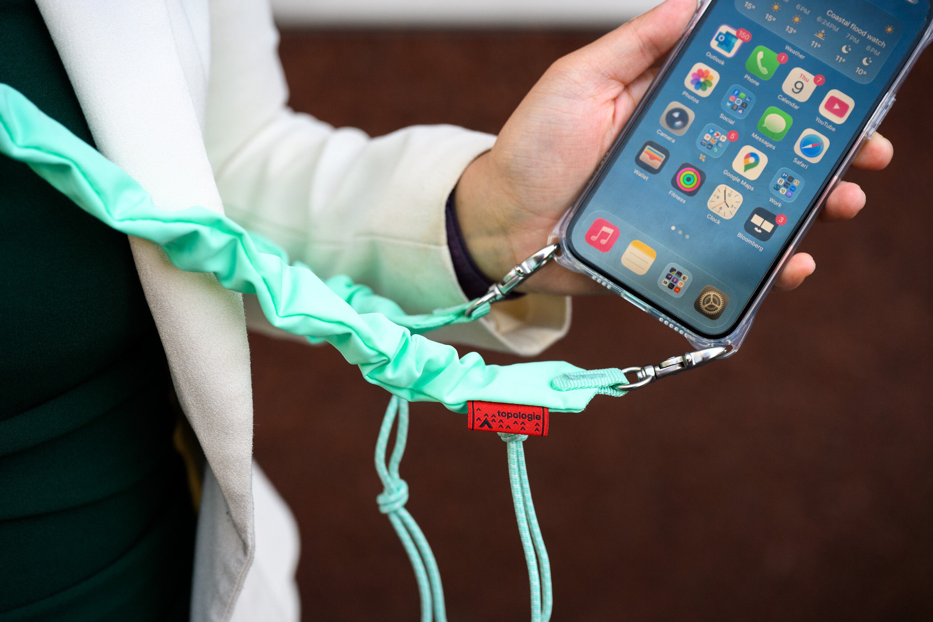 Moda e funcionalidade': Apple adere a alça para iPhone em busca do
